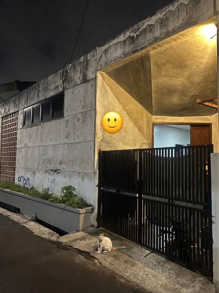 DIJUAL RUMAH STRATEGIS COCOK UNTUK TINGGAL,GUDANG ATAU KONFEKSI