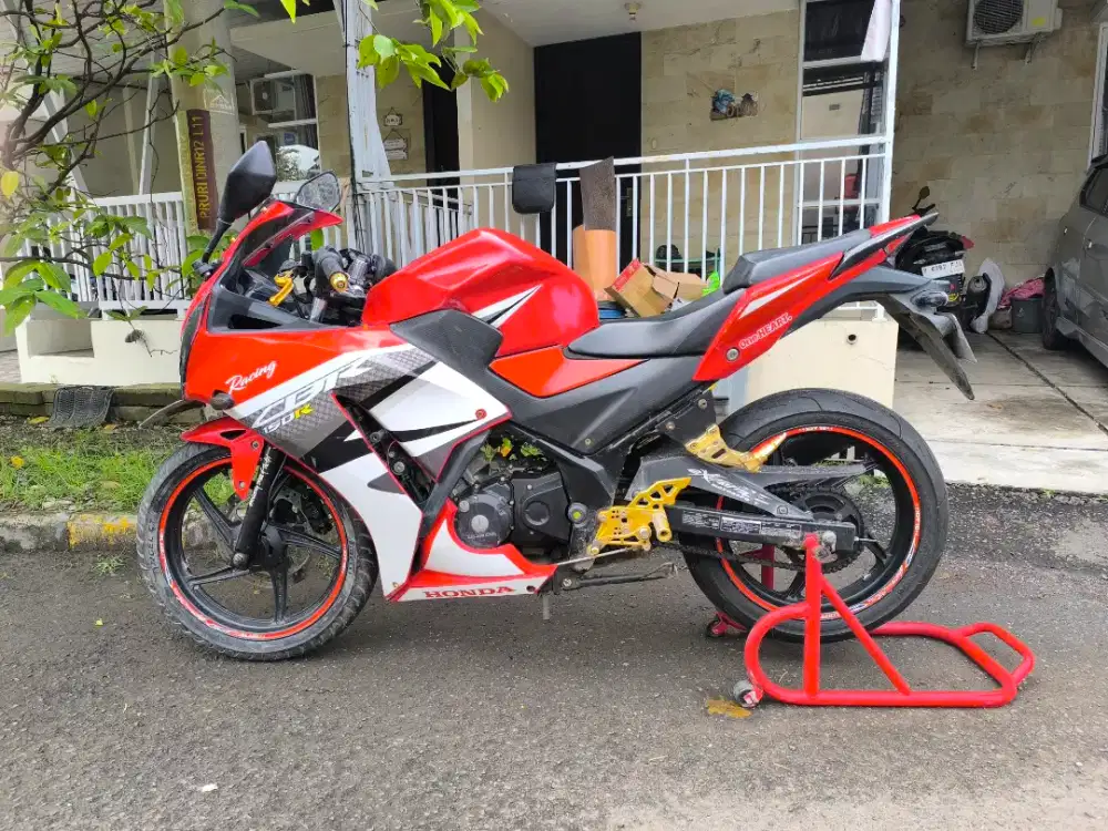 Honda CBR 150R 2015 . Nego tipis termasuk paddock dan velg axio lebar