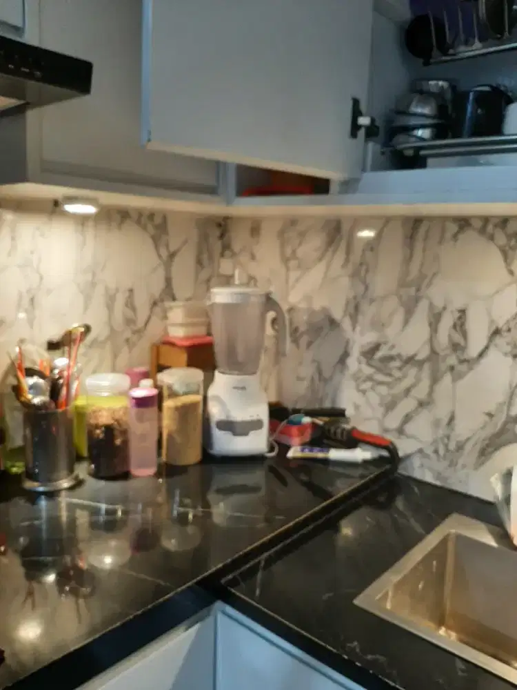 Crew dapur produksi catering