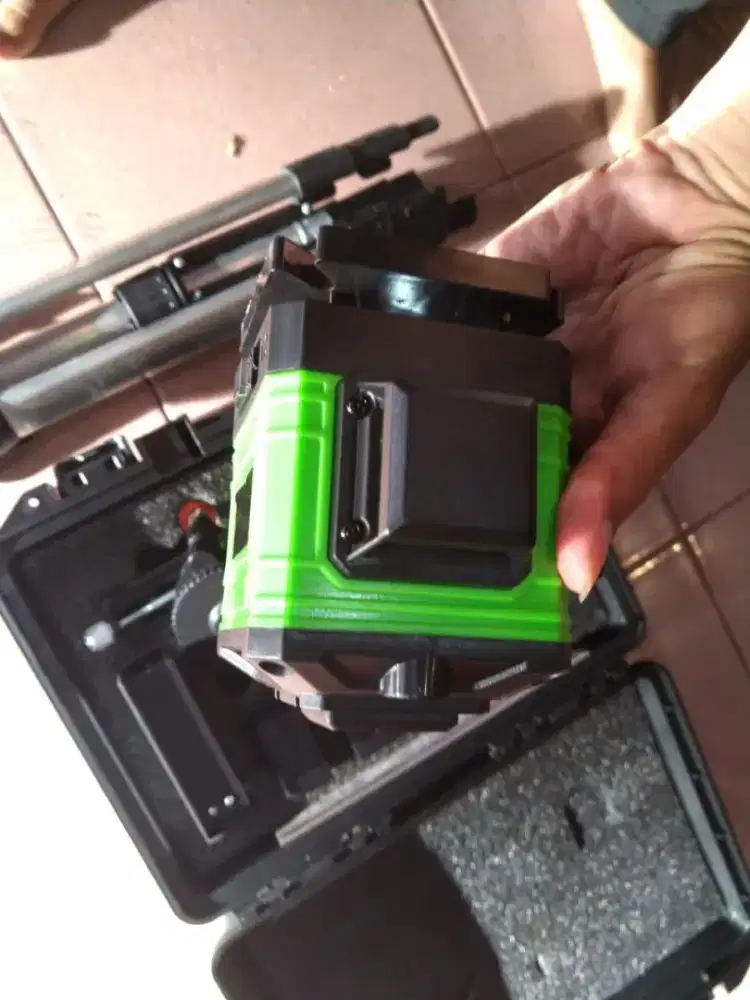 Mesin Laser Level 12 line Multifungsi 2baterai + tripod Jogja