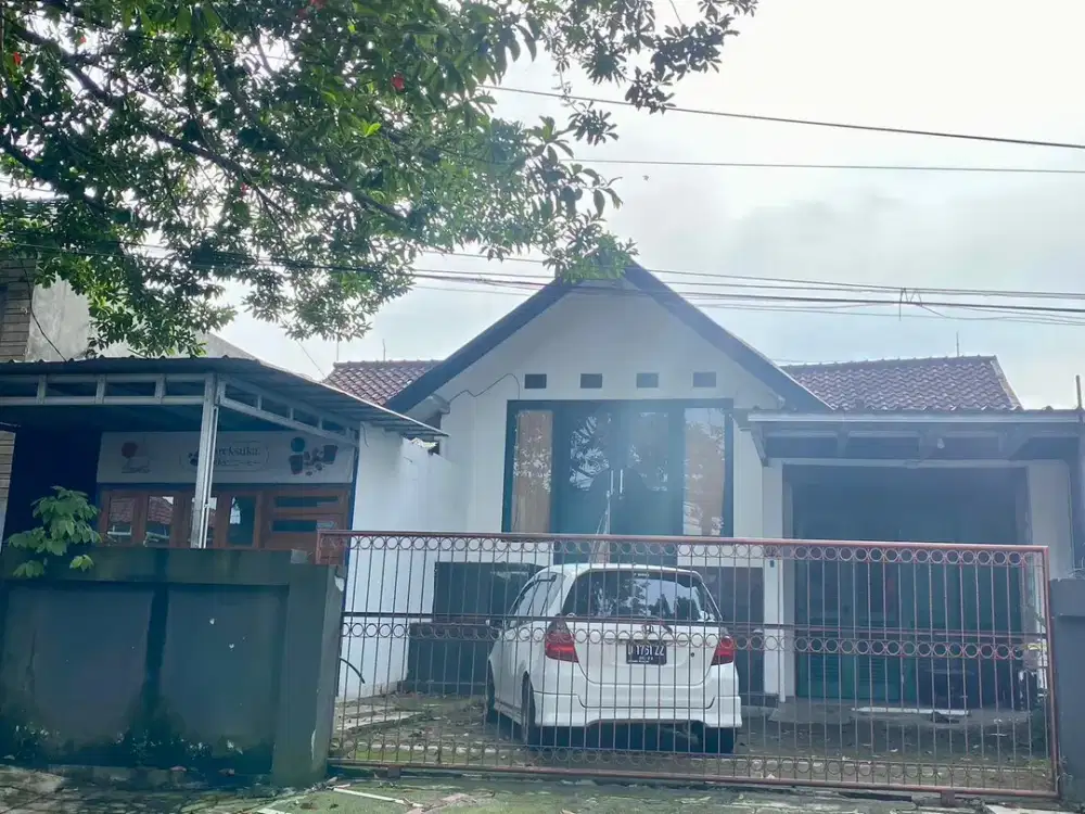 Dijual Rumah strategis di jalan raya sarijadi cocok untuk usaha