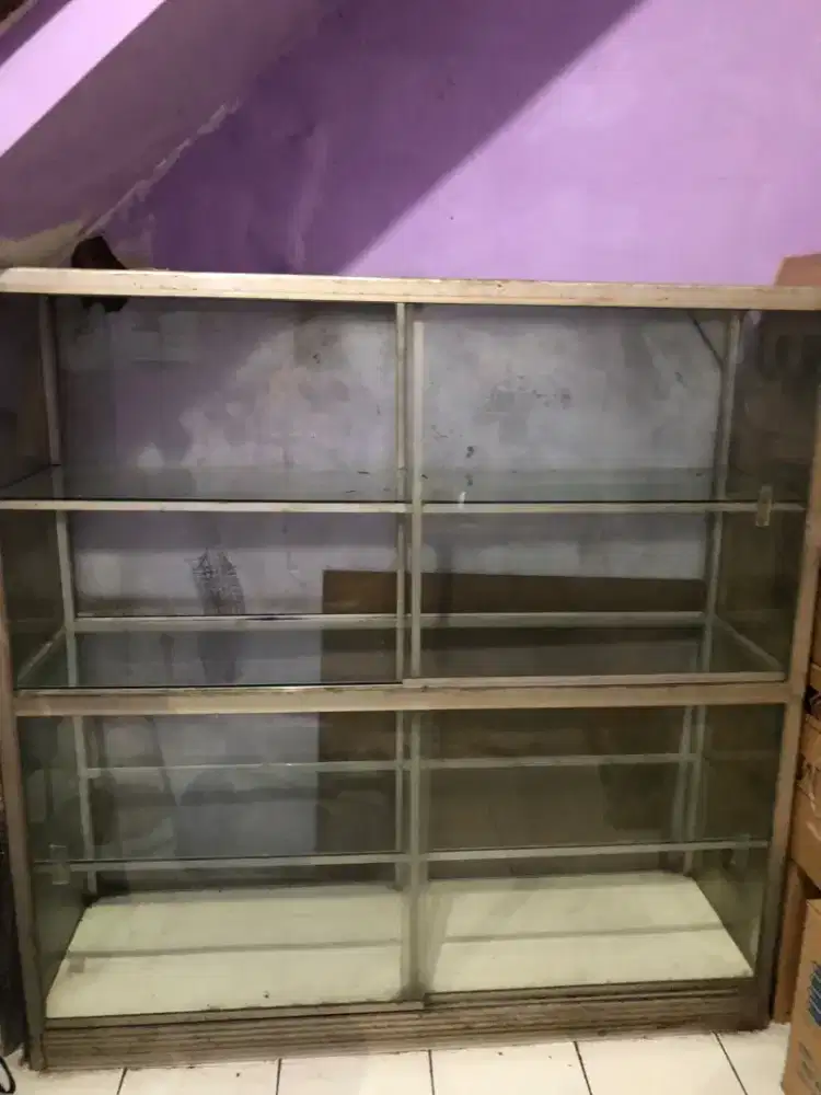 Etalase kaca 1,5 m x 1,8 m