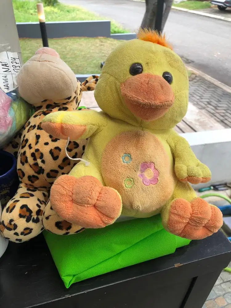 Boneka, selimut, cangkir, novel dll