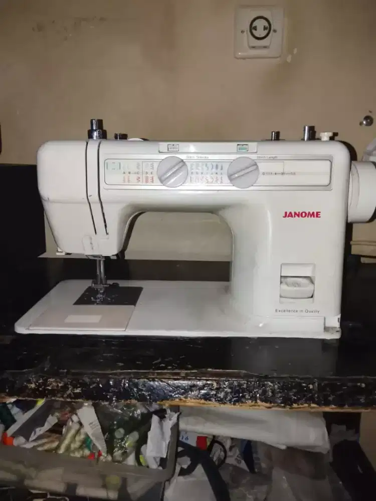 Mesin jahit multi fungsi bisa lubang pasang kancing merk janome