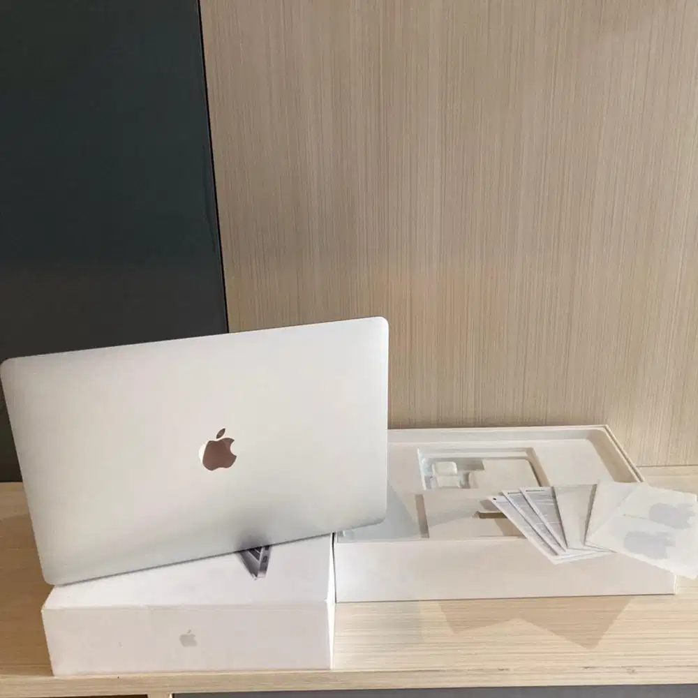 Macbook Pro 13 2018 ibox Like New Fullset