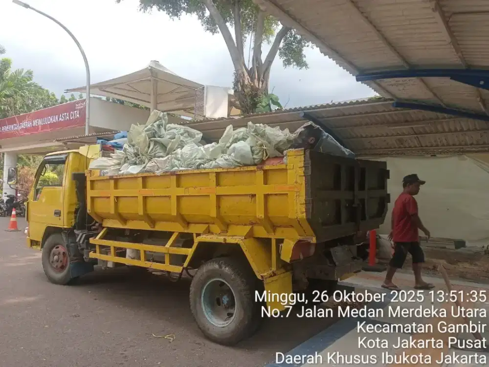 Urugan material puing , tanah dan buang sampah