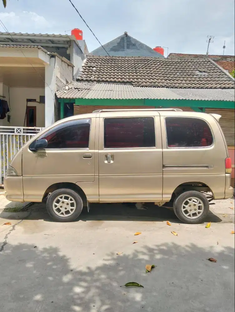 MOBIL BEKAS DAIHATSU ZEBRA 2005