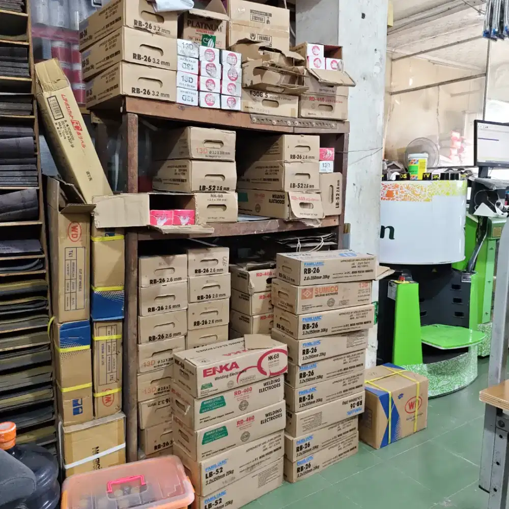 Karyawan Toko Bangunan Pria