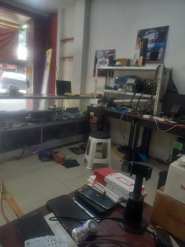 Teknisi handphone dan laptop