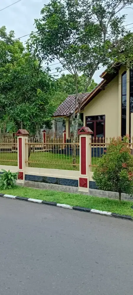 Dijual rumah dengan halaman luas di magelang