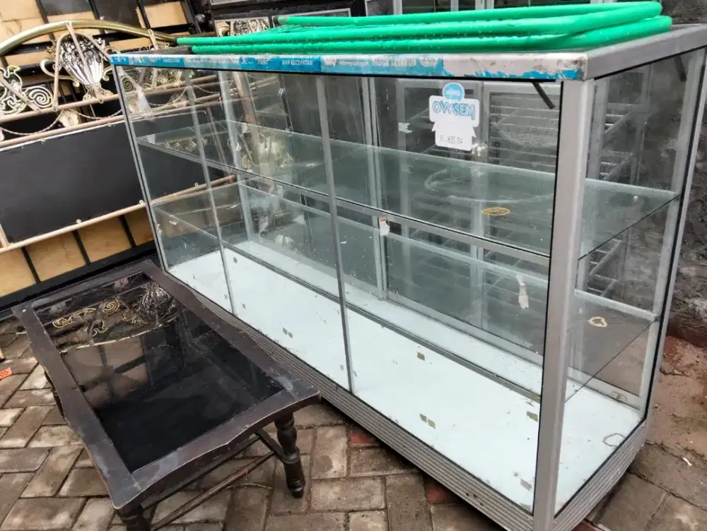 Etalase kaca murah