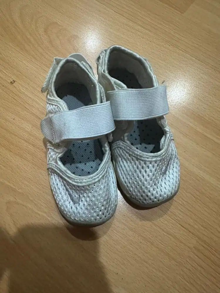 Preloved / Second sepatu brand nike anak