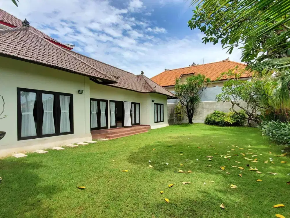 DISEWAKAN RUMAH MINIMALIS HALAMAN LUAS DI PEMOGAN IC