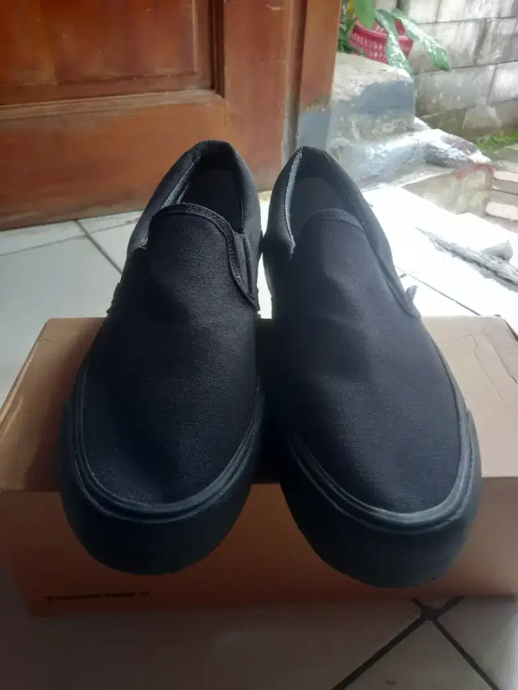 Sepatu slip on thunderbear size 41.