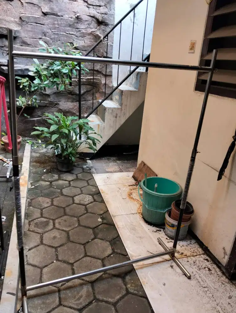 gantungan besi bekas