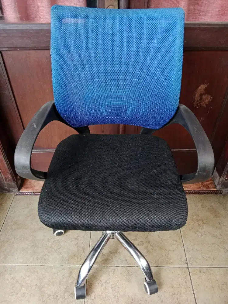 Kursi kantor warna biru hitam