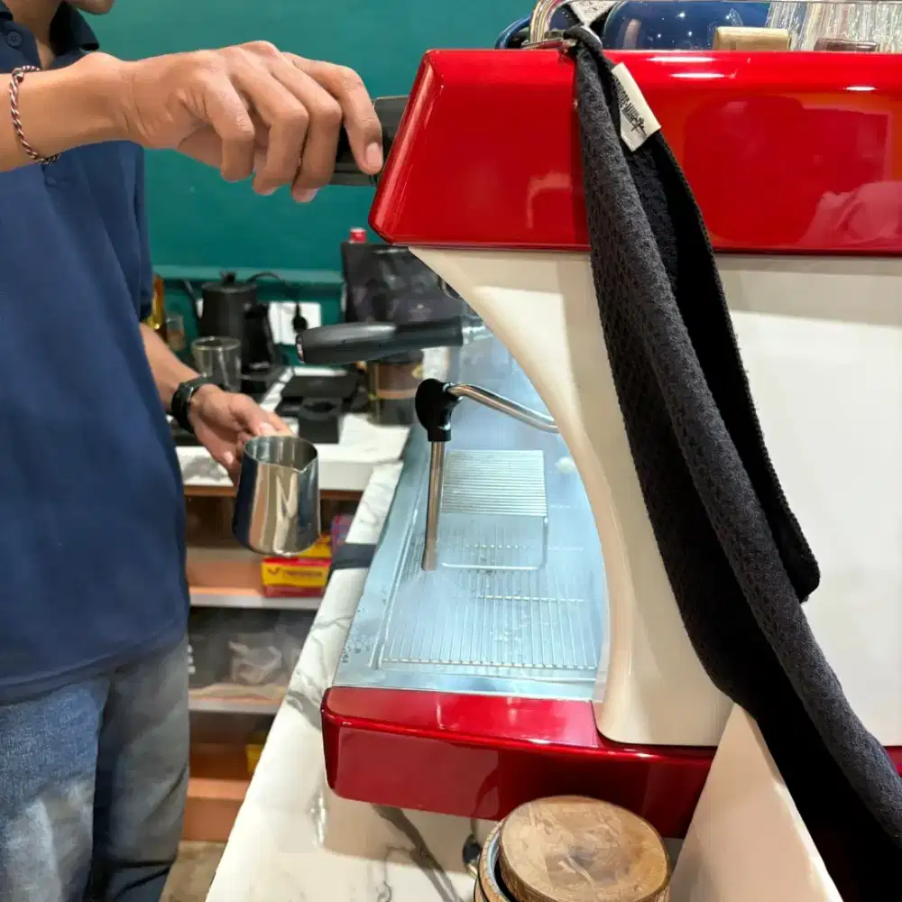 Dibutuhkan segera barista berpengalaman