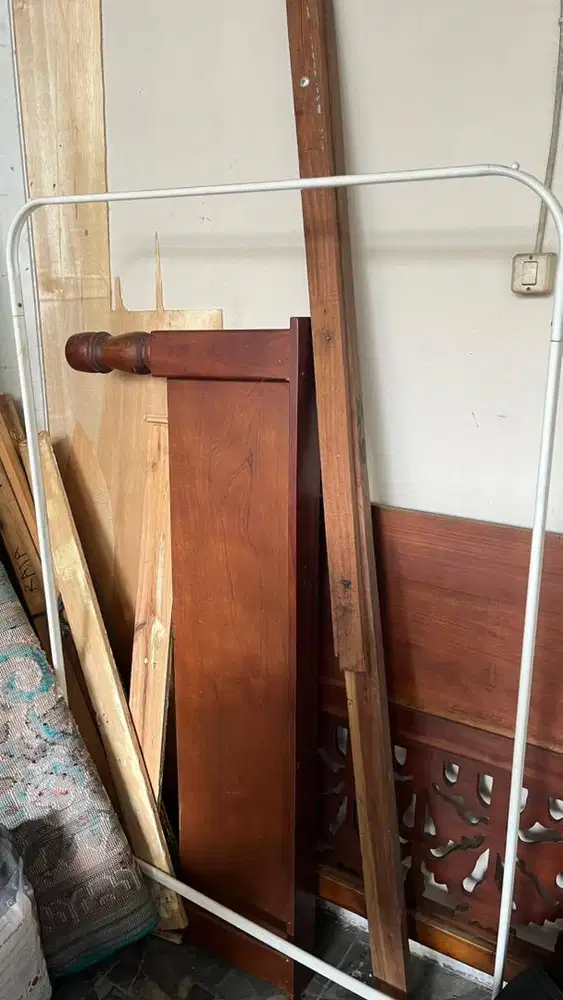 Gantungan Baju Bekas