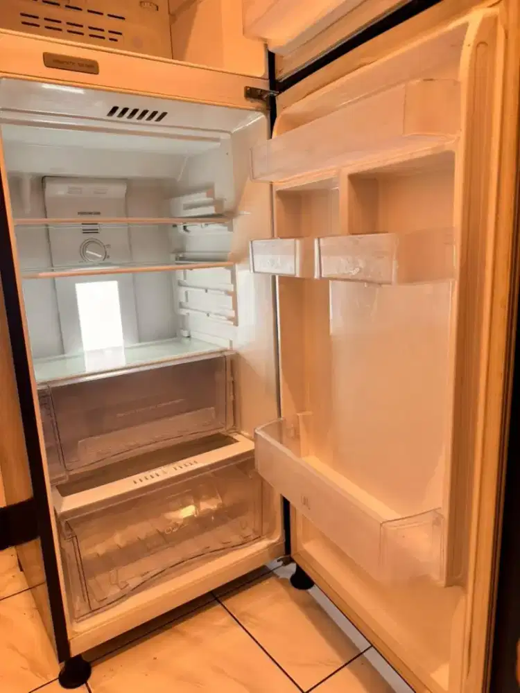 Polytron Belleza 3 PRM-23QB Kulkas 2 Pintu