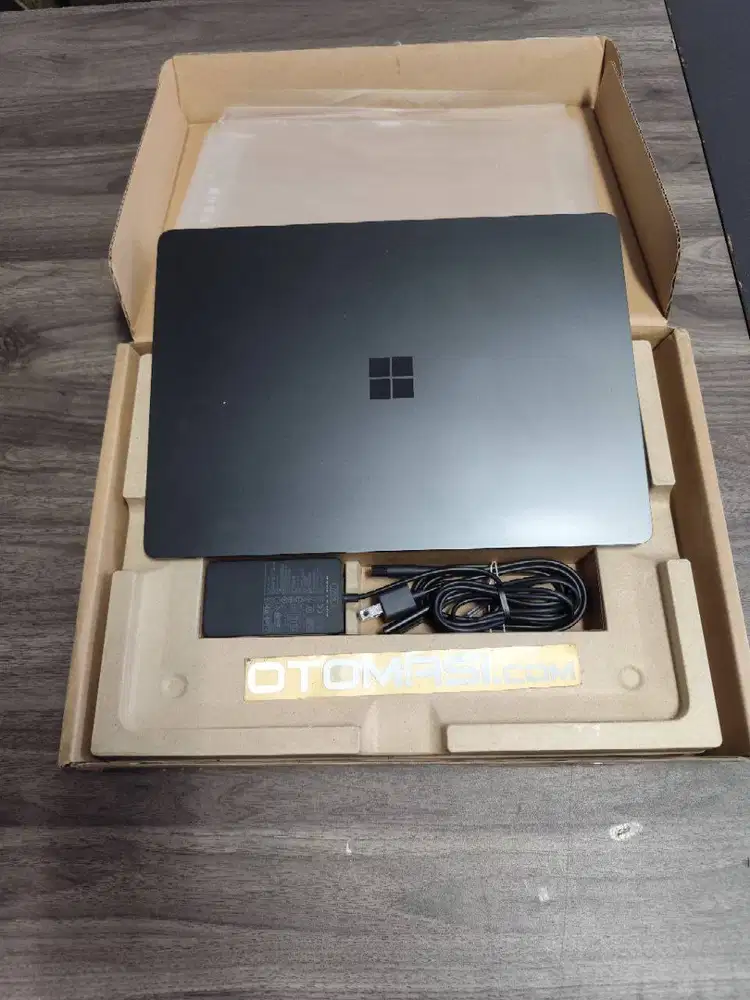 Surface Laptop 7th 15 X Elite 32GB 1TB Win 11 Home Black Bekas