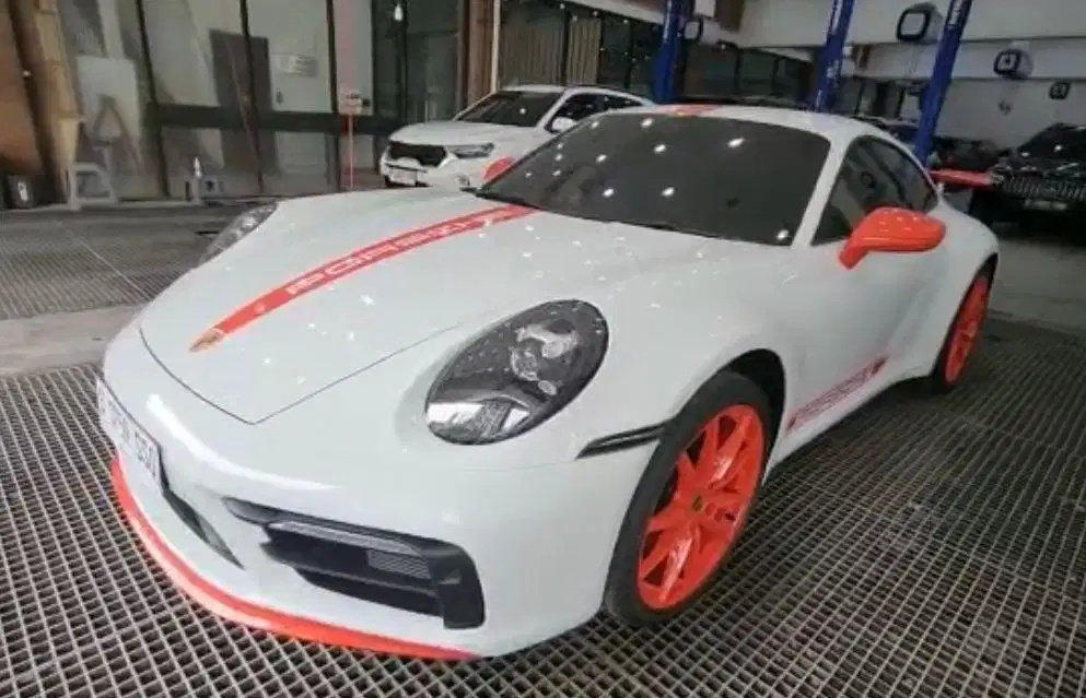 Porsche Carrera 911 992 CHILLI EDITION 2022 Putih rare item 1 of 9