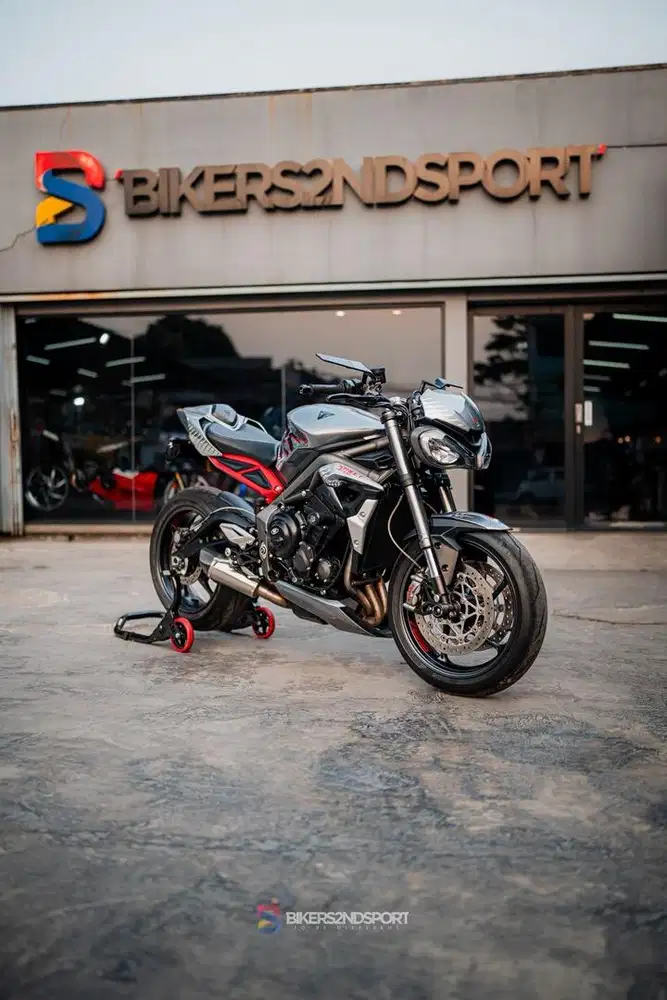 TRIUMPH STREET TRIPLE 765 GREY 2022