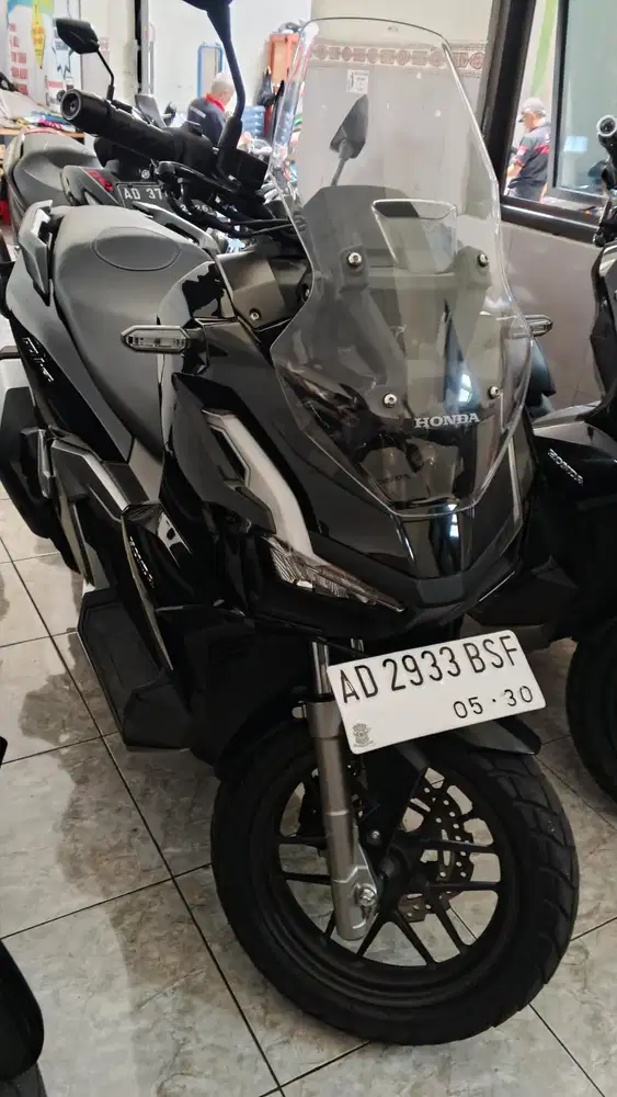 Adv 2025 hitam glossy