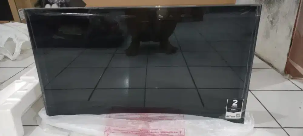 TV aqua 32inch warna hitam