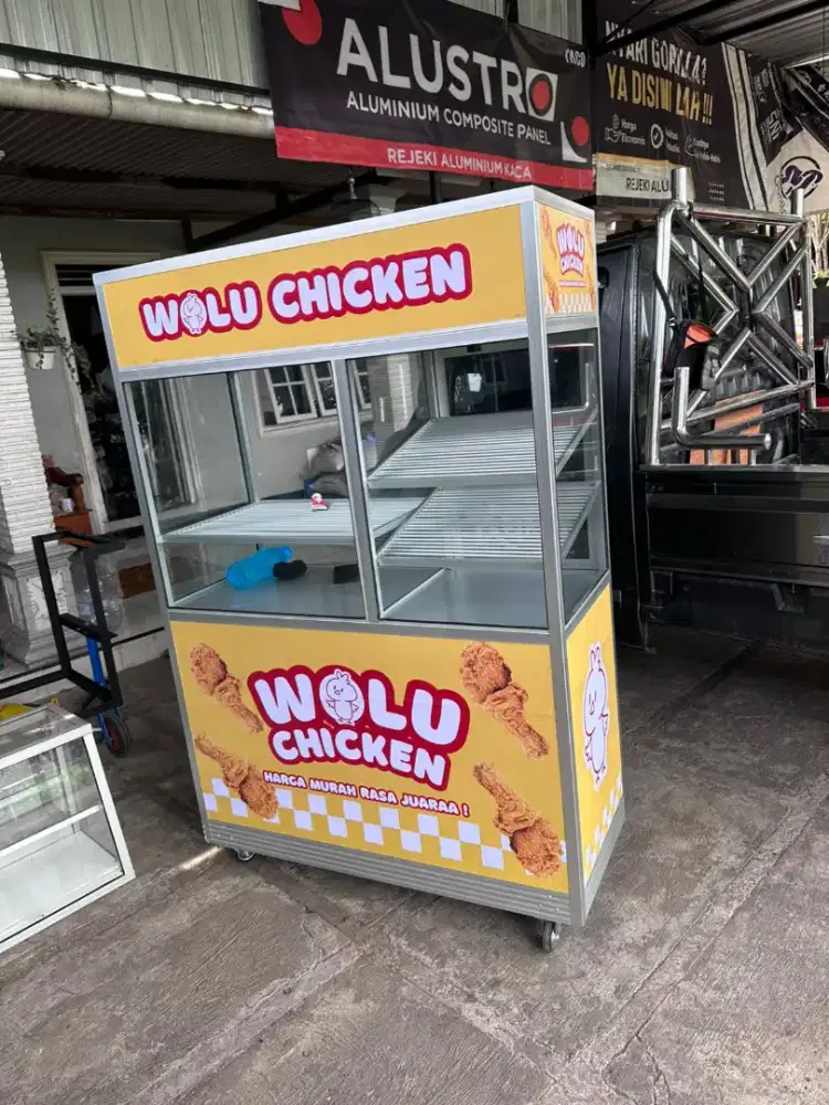 Etalase gerobak jualan aneka gorengan pisang kremes tahu walik