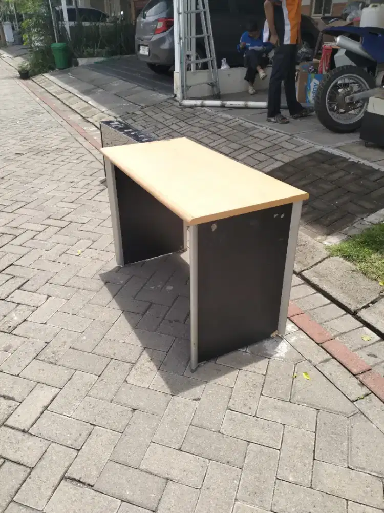 Meja kantor ukuran kecil
