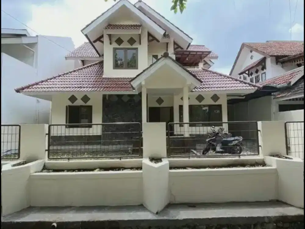 Rumah Asri Tanah Luas 345 M² di Komplek Kemang Pratama Dekat ke LRT Bekasi Barat