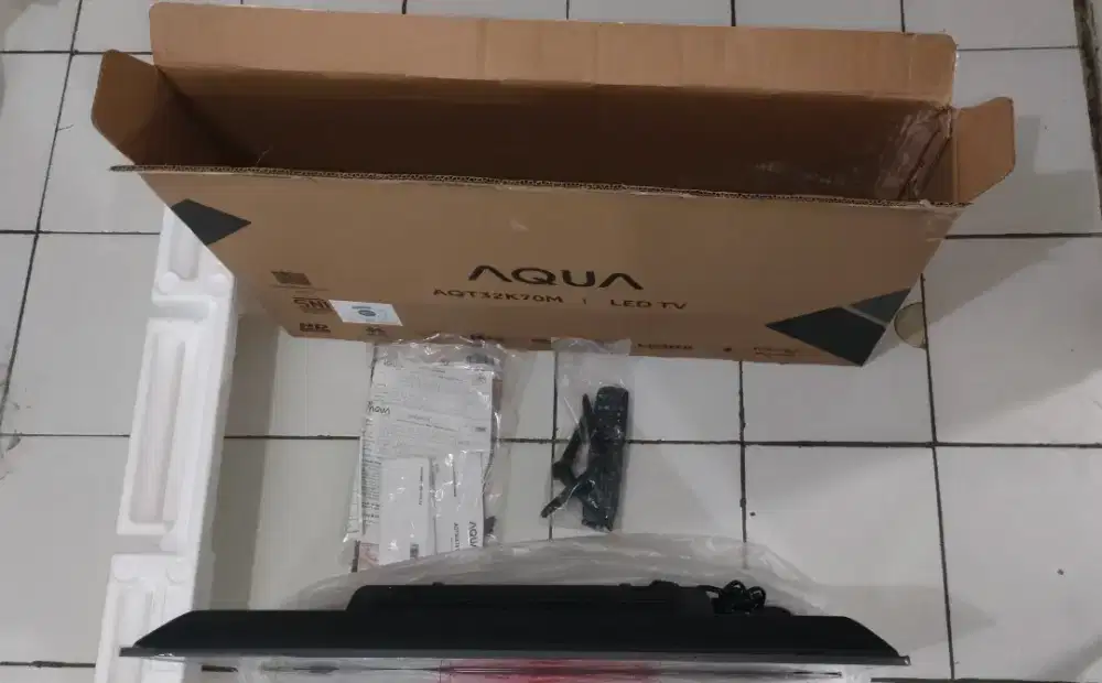 Tv Aqua 32inch warna hitam