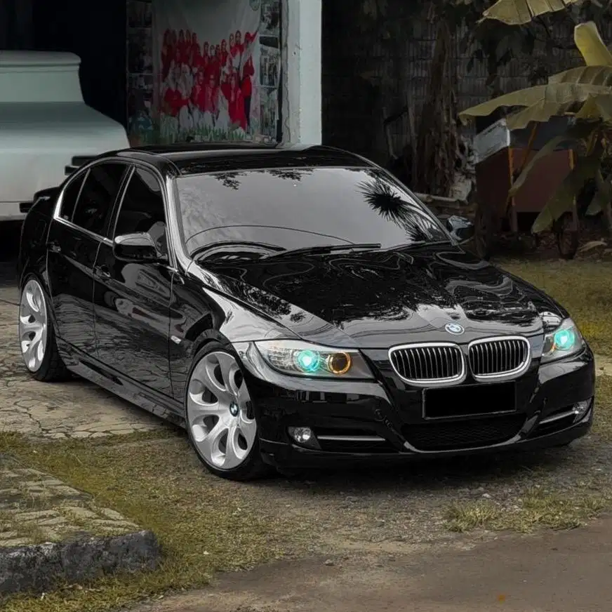 (CASH) BMW E90 320i LCI Facelift iDrive Last Edition 2012