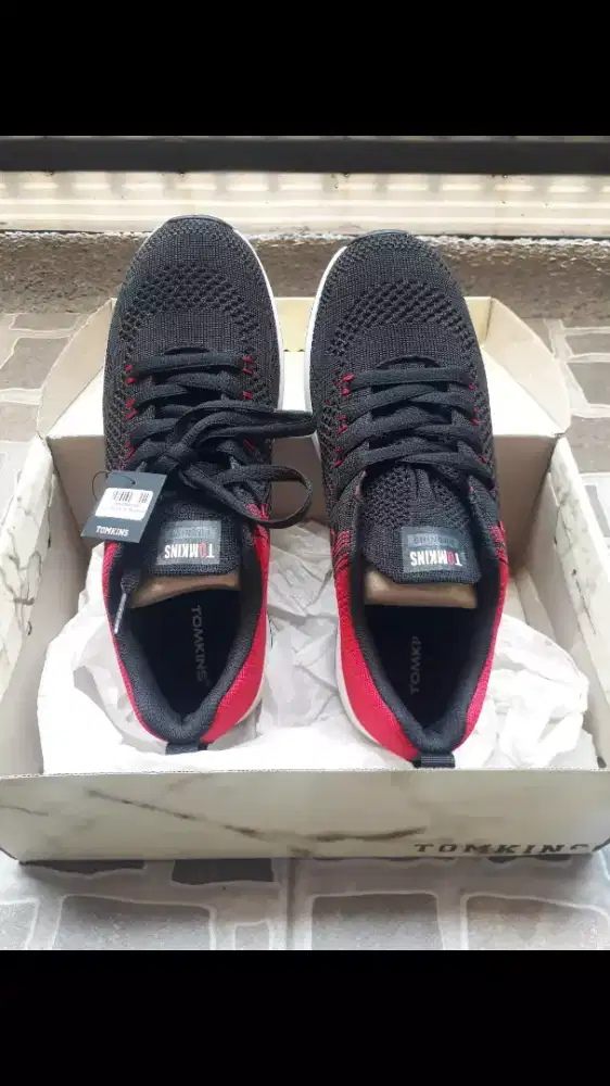 Jual sepatu ranning merk tomkins