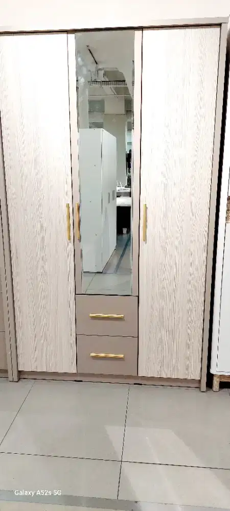 Lemari pakaian 3 pintu