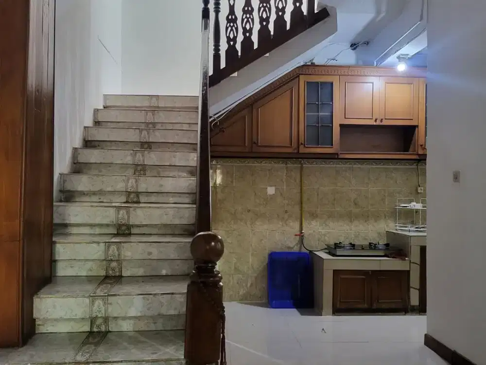 Sewa Murah Rumah Tingkat 2 di taman centuri 2 Pekayon Bekasi *j98en