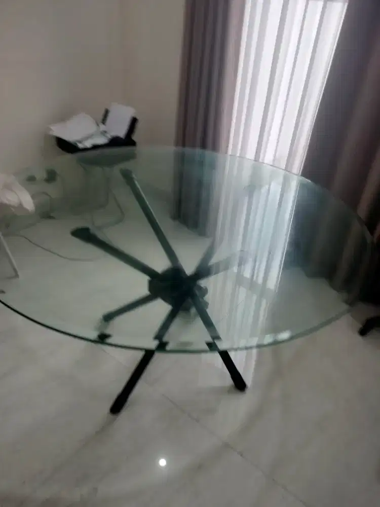 Meja makan kaca diamreter 150 cm dan 6 kursi merk cellini