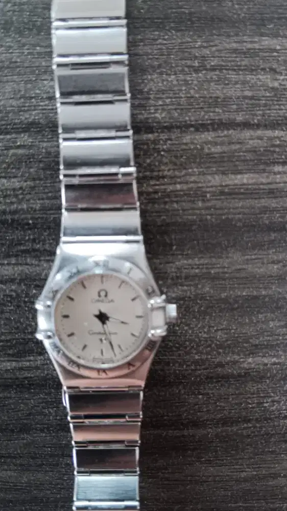 Jam tangan wanita merk Omega