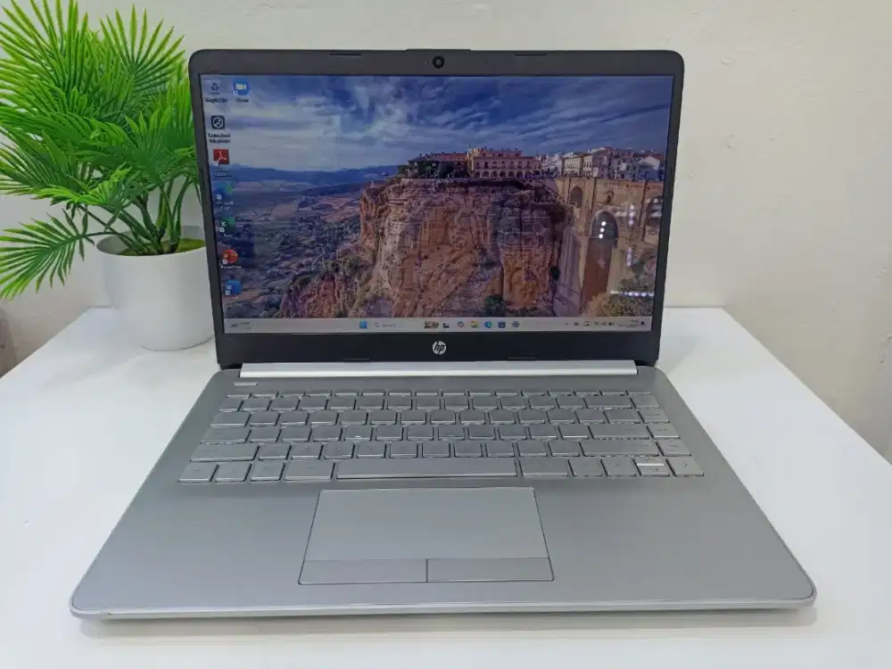 HP 14s AMD A4 - 9125 
RAM 4GB
SSD 256GB
AMD RADEON R3 GRAPHICS, 
WIN11