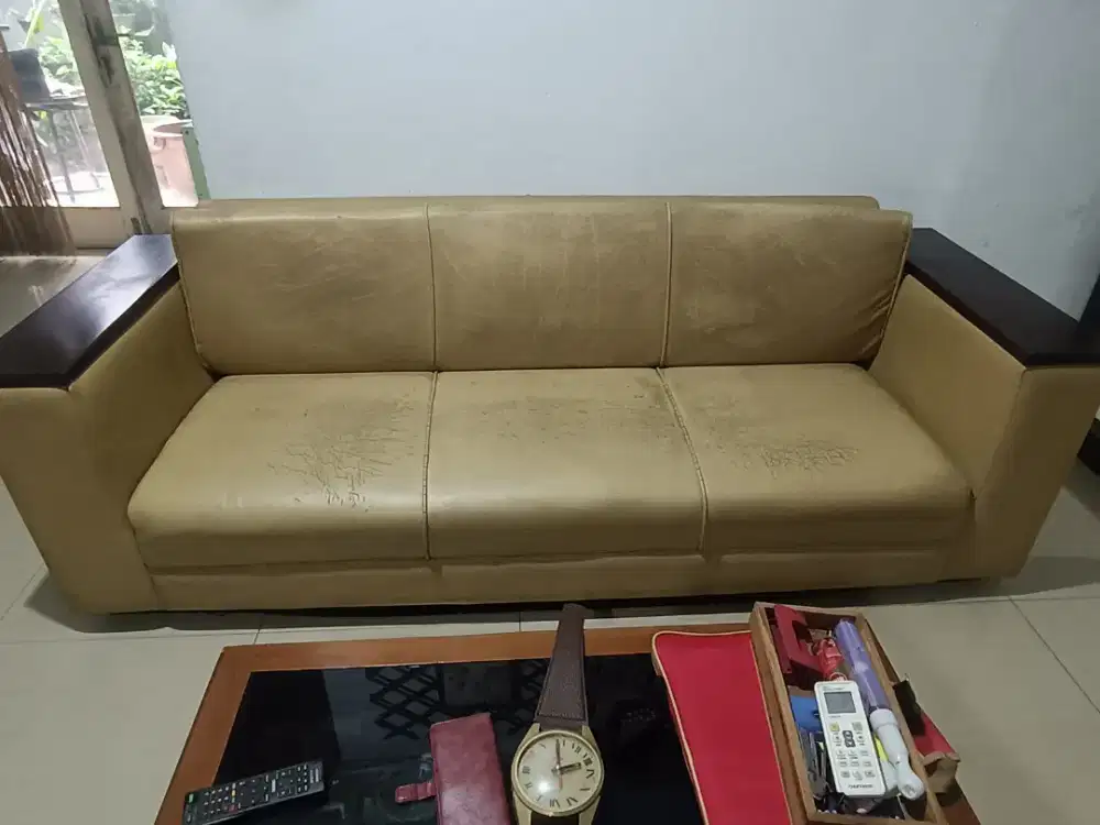 Sofa kulit kombinasi kayu mahoni