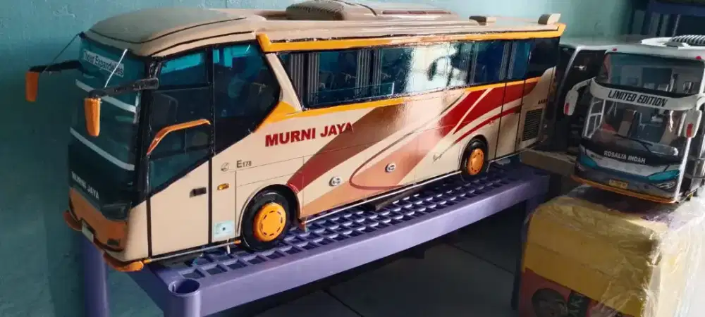 Miniatur bus sangat mirip dengan bus aslinya ukuran besar