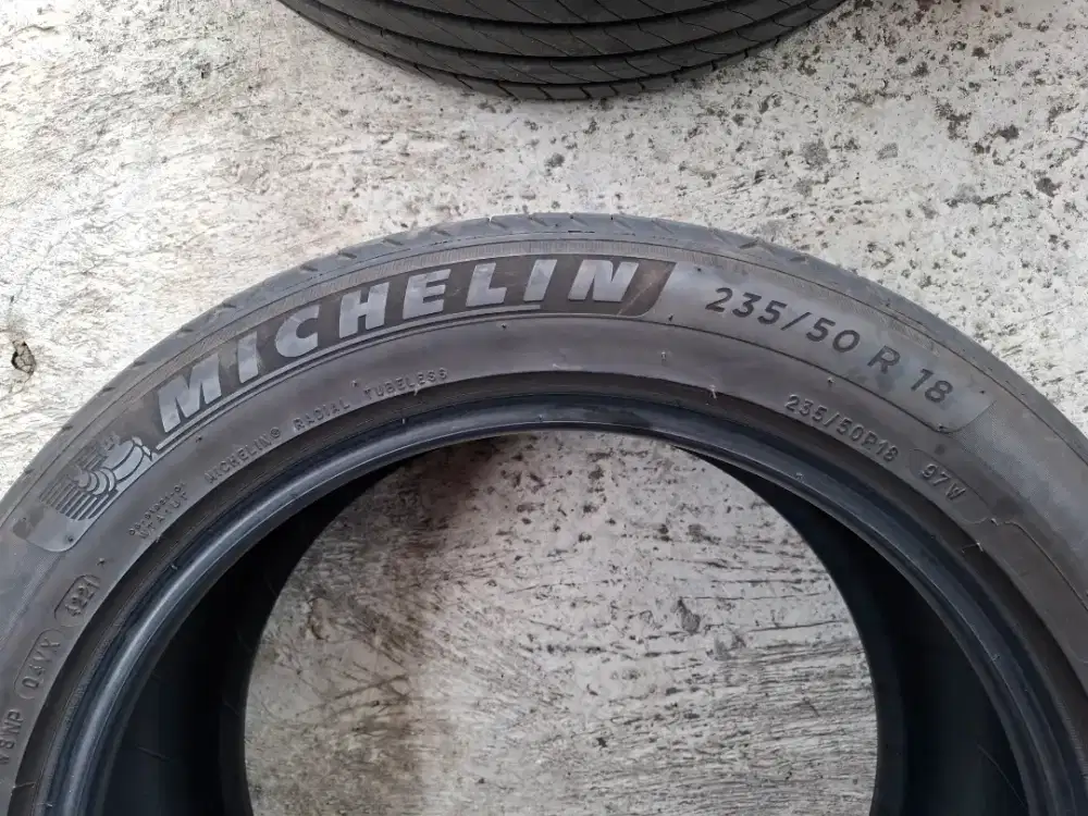 Ban 235 50 R18 Michelin Primacy 95% bagus sekali. Kembar semua