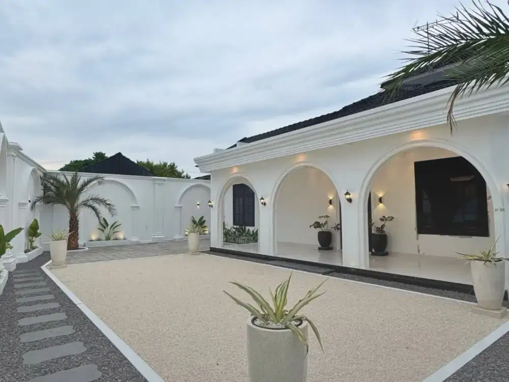 Rumah Bergensi Megah Rasa Villa Tanahnya Luas Semi Furnished di Jogja Utara Area dekat Jalan Kaliurang dan Jalan Damai