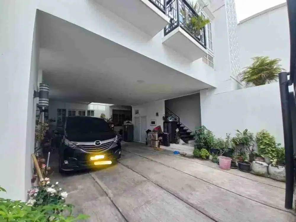 Dijual Rumah 3 Lantai lokasi strategis