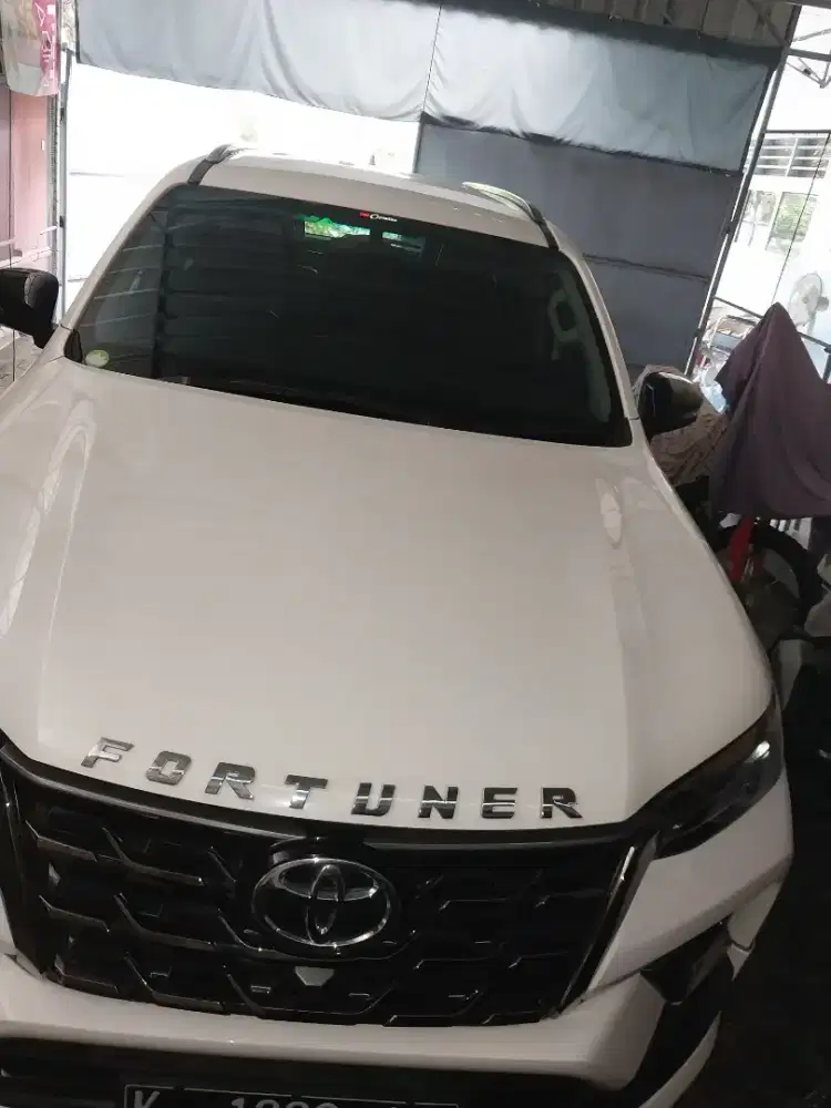 Toyota Fortuner GR Sport 2400 putih 2022.