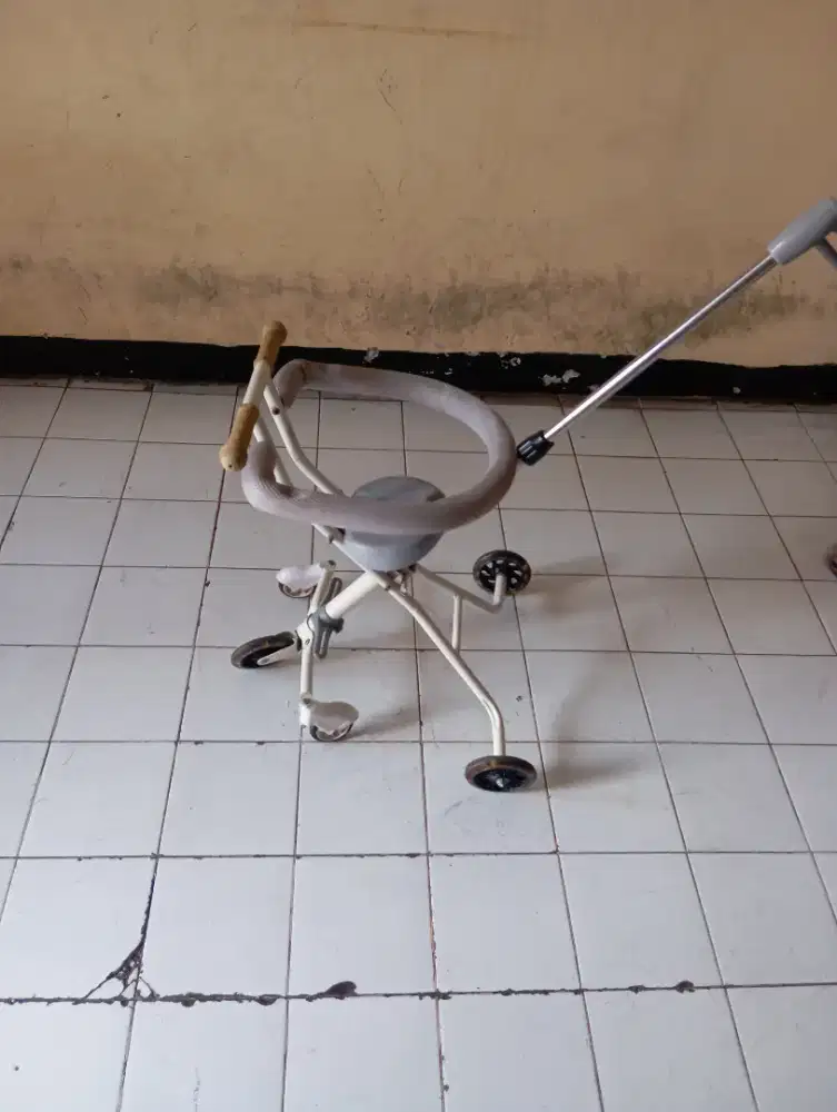 Stroller putih tanpa alas