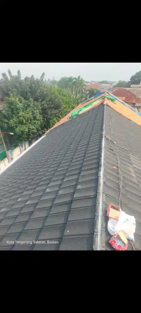 Rangka atap baja ringan dan genteng metal pasir