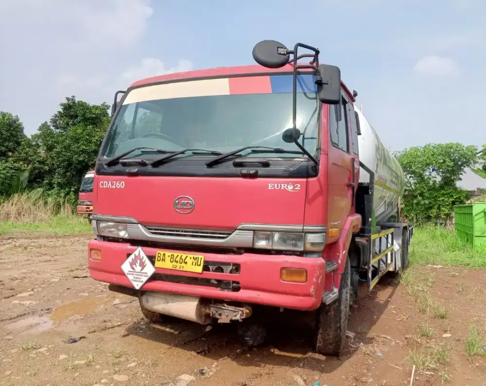 TRUK TANGKI ELPIJI NISSAN CDA 260 TAHUN 2012