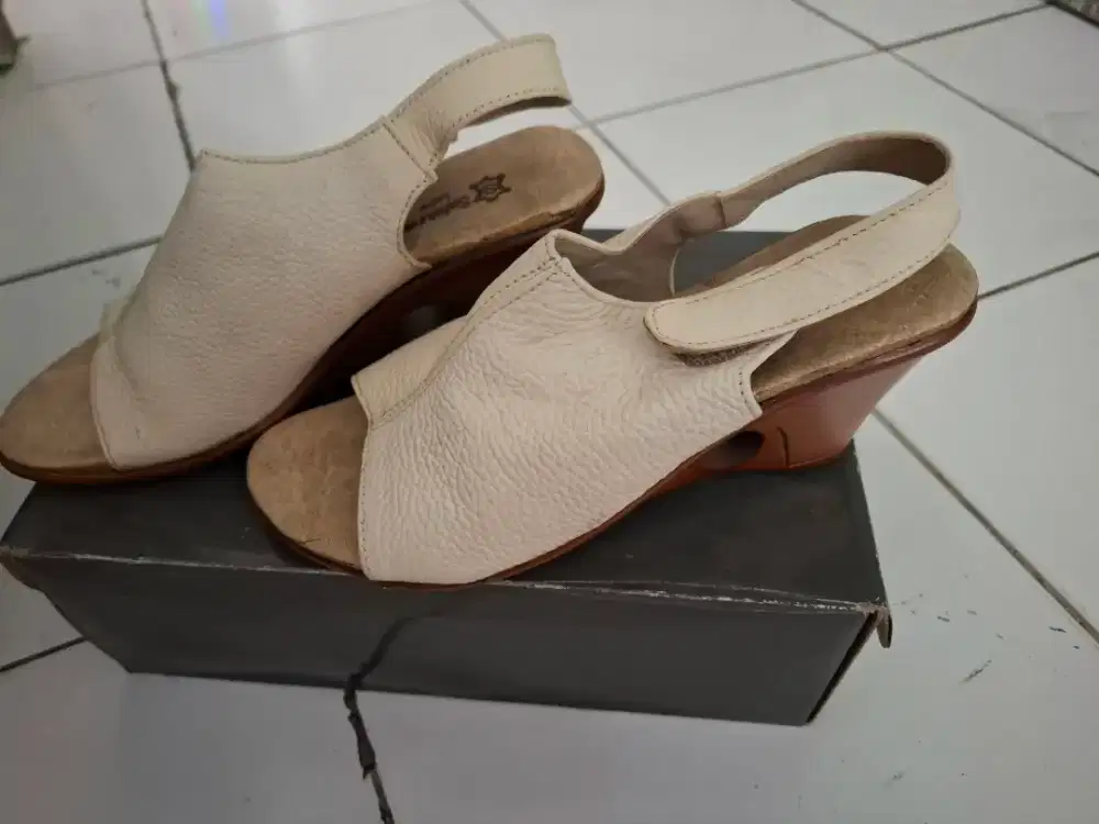 Sepatu sandal kulit sapi