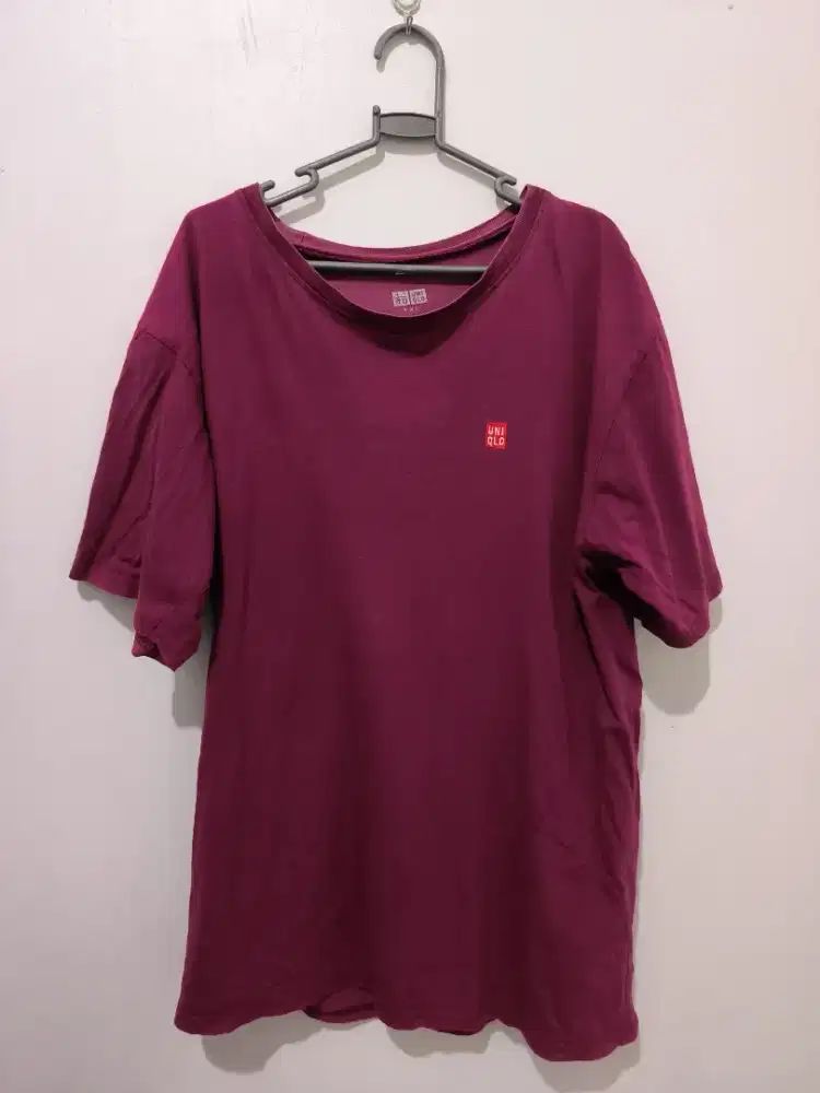Kaos Uniqlo Merah dan Kaos Polos Abu tua